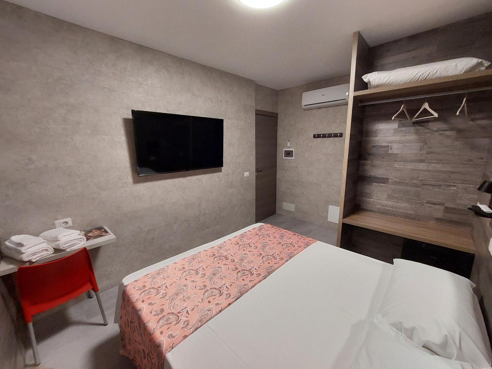 Hotel Pontenuovo Merone Екстериор снимка